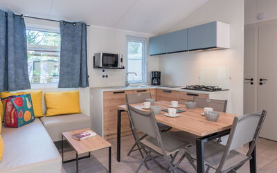 Le Mediterranée 628.5: Cucina, Latifoglie, Controsoffitto, Cucina & Sala Da Pranzo Tavolo, Pavimento In Legno, Alluminio