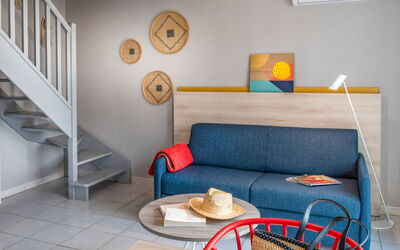 Domaine du Golf 612.8: Divano, Proprietà, Mobilia, Cornice, Giallo, Comfort, Interior Design, Arancia, Illuminazione, Casa