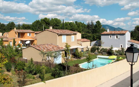 Saint Saturnin D'Apt 608: Cielo, Costruzione, Pianta, Nube, Proprietà, Finestra, Albero, Acqua, Casa, Piscina
