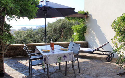 Le Lavandou 604: Proprietà, Mobilia, Terrazza, Tavolo, Casa, Backyard, Cortile, Tavolo Esterno, Costruzione, Immobiliare