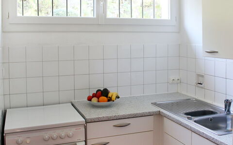 Le Lavandou 604: Controsoffitto, Piastrella, Camera, Proprietà, Cucina, Cabinetry, Mobilia, Pavimento, Interior Design, Lavello