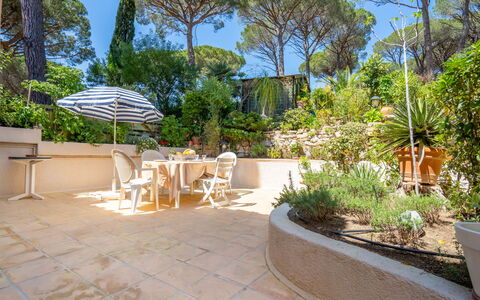 Domaine des Restanques: Pianta, Proprietà, Cielo, Albero, Botanica, Tavolo, Costruzione, Shade, Mobili Da Esterno, Architettura