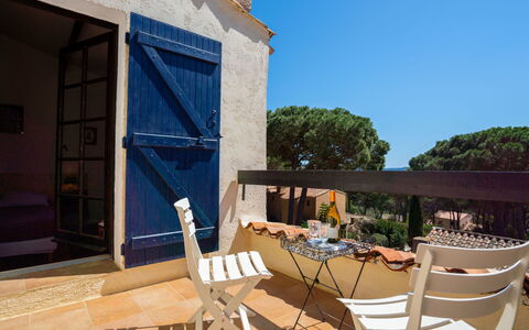 Domaine des Restanques: Cielo, Shade, Legna, Sedia, Mobili Da Esterno, Tempo Libero, Paesaggio, Urban Design, Porta, Tetto