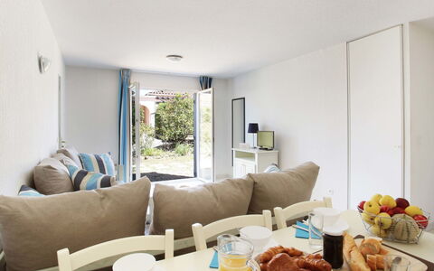 Saint Aygulf 608: Mobilia, Interior Design, Pavimentazione, Pavimento, Tessile, Soffitto, Camera, Casa, Tavolo, Soggiorno