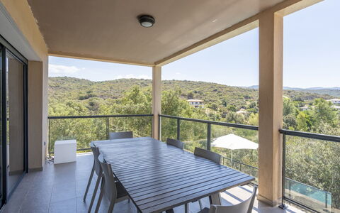 Bruyères 1: Proprietà, Pianta, Shade, Cielo, Tavolo, Legna, Interior Design, Architettura, Albero, Pavimento
