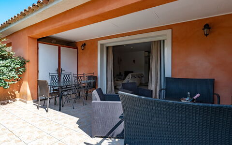 Ghisonaccia 628: Proprietà, Mobilia, Pianta, Costruzione, Interior Design, Vaso Di Fiori, Pianta Della Casa, Pavimento, Parete, Legna
