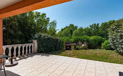 Ghisonaccia 628: Pianta, Cielo, Shade, Albero, Legna, Erba, Villetta, Portico, Zona Residenziale, Immobiliare