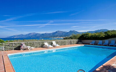 Saint-Florent 606: Cielo, Acqua, Proprietà, Piscina, Blu, Rettangolo, Albero, Mobili Da Esterno, Corpo D'Acqua, Nube
