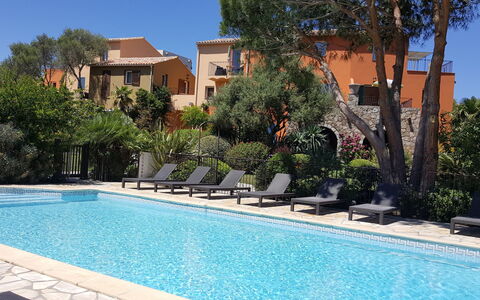 Calvi 610: Acqua, Pianta, Proprietà, Cielo, Costruzione, Azzurro, Piscina, Albero, Shade, Architettura