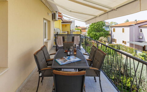Marina: Pianta, Tavolo, Mobilia, Sedia, Vaso Di Fiori, Pianta Della Casa, Costruzione, Legna, Interior Design, Pavimento