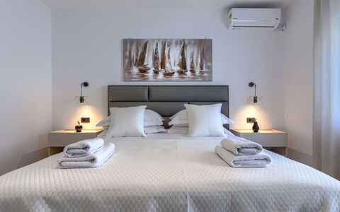 Marina: Letto, Mobilia, Camera Da Letto, Interior Design, Bedding, Lenzuolo, Pavimento, Pavimentazione, Tessile, Telaio Del Letto