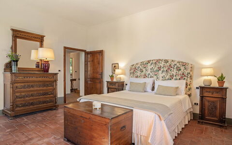 La Fonte: Mobilia, Interior Design, Pavimentazione, Parete, Camera Da Letto, Legna, Letto, Pavimento, Camera, Cassetto