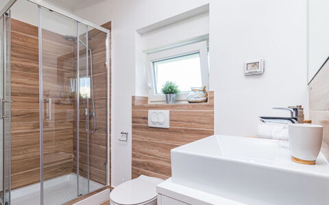 Villa Virtus: Bagno, Proprietà, Camera, Interior Design, Immobiliare, Pavimento, Casa, Costruzione, Piastrella, Rubinetto