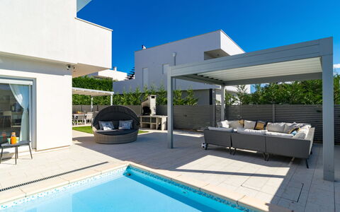 Villa Virtus: Proprietà, Costruzione, Piscina, Casa, Immobiliare, Architettura, Casa, Interior Design, Estate, Villa