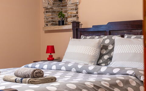 Pazin 615: Mobilia, Letto, Bedding, Camera Da Letto, Lenzuolo, Interior Design, Biancheria, Tessile, Lancia Cuscino, Camera
