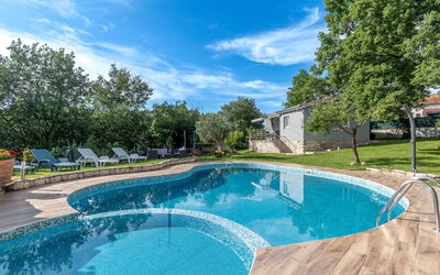 Pazin 615: Blu, Piscina, Shade, Ricorrere, Giardino, Mobili Da Esterno, Landscaping, Backyard, Eco Hotel, Giochi D'Acqua