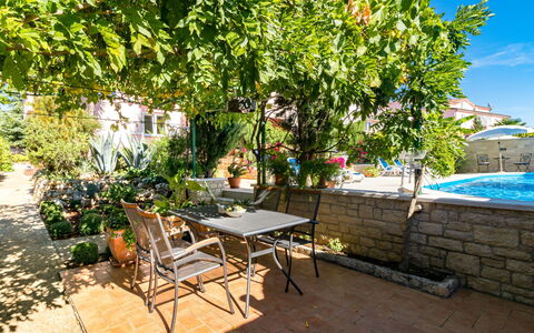 Poreč 606: Tavolo, Pianta, Mobilia, Vaso Di Fiori, Sedia, Cielo, Costruzione, Mobili Da Esterno, Tavolo Esterno, Shade