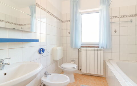 Poreč 606: Rubinetto, Idraulico Fixture, Proprietà, Lavandino Del Bagno, Lavello, Bagno, Viola, Mobiletto Del Bagno, Finestra, Costruzione