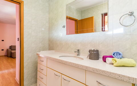Poreč 607: Bagno, Camera, Proprietà, Interior Design, Parete, Piastrella, Mobilia, Giallo, Pavimento, Immobiliare