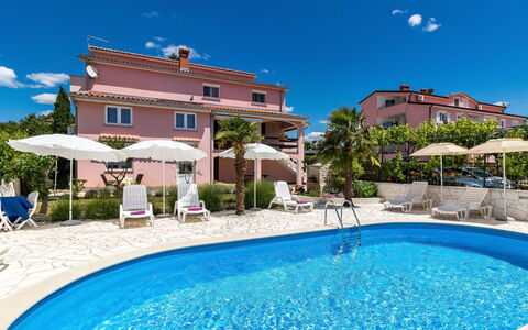 Poreč 607: Acqua, Cielo, Costruzione, Nube, Pianta, Proprietà, Blu, Azzurro, Piscina, Corpo D'Acqua