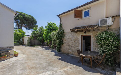 Poreč Kaštelir 629: Pianta, Cielo, Costruzione, Proprietà, Finestra, Manto Stradale, Lotto, Casa, Vaso Di Fiori, Shade