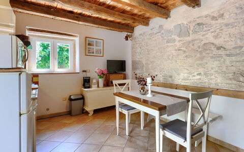 Poreč Kaštelir 629: Mobilia, Tavolo, Costruzione, Divano, Legna, Interior Design, Pavimentazione, Pavimento, Soggiorno, Finestra