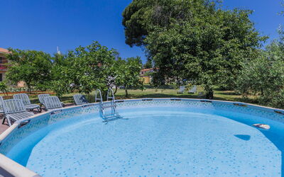 Poreč Kaštelir 629: Acqua, Cielo, Pianta, Piscina, Azzurro, Blu, Rettangolo, Paesaggio Naturale, Albero