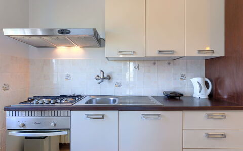 Jurican: Cabinetry, Controsoffitto, Proprietà, Costruzione, Lavandino Della Cucina, Cucina Stufa, Cucina, Elettrodomestico Da Cucina, Elettrodomestico, Legna