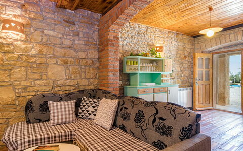Vera: Mobilia, Proprietà, Tavolo, Divano, Cornice, Legna, Interior Design, Illuminazione, Soggiorno, Architettura