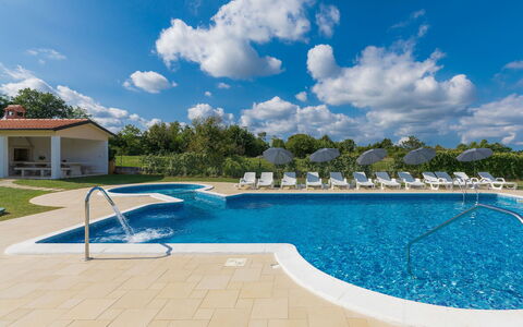 Rovinj 605: Acqua, Nube, Cielo, Pianta, Costruzione, Proprietà, Piscina, Azzurro, Blu, Mobili Da Esterno