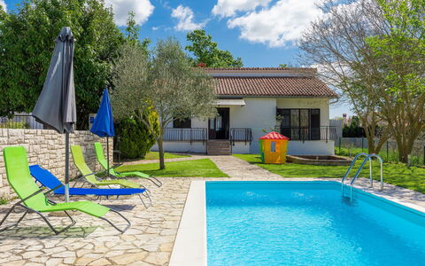 Dora: Cielo, Acqua, Nube, Pianta, Costruzione, Proprietà, Verde, Blu, Azzurro, Piscina