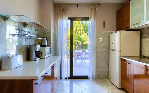 Dora: Cabinetry, Controsoffitto, Proprietà, Mobilia, Costruzione, Elettrodomestico Da Cucina, Cucina, Elettrodomestico, Legna, Illuminazione
