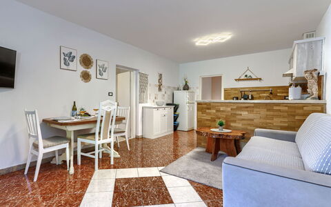 Viliam: Mobilia, Interior Design, Pavimentazione, Pavimento, Legna, Soffitto, Divano, Camera, Illuminazione, Soggiorno