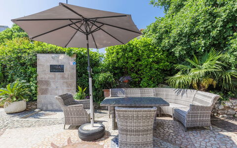 Rovinj 684: Pianta, Proprietà, Cielo, Shade, Vaso Di Fiori, Mobili Da Esterno, Casa, Albero, Tavolo, Spazio Pubblico