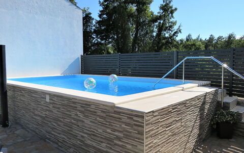 Milka 1: Piscina, Proprietà, Parete, Tempo Libero, Vasca Idromassaggio, Immobiliare, Backyard, Casa, Materiale Composito, Architettura