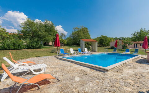 Danijela: Cielo, Acqua, Costruzione, Piscina, Shade, Mobili Da Esterno, Nube, Rettangolo, Albero, Sedia