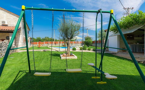 Bozac: Swing, Terreno Di Gioco, Attrezzatura Giochi All'Aperto, Erba, Spazio Pubblico, Insediamento Umano, Netto, Ricreazione, Tempo Libero, Albero