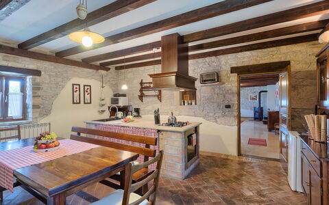 Bozac: Tavolo, Mobilia, Legna, Interior Design, Sedia, Illuminazione, Cucina, Fascio, Finestra, Pavimentazione