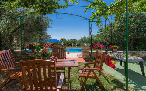 Rovinj 712: Pianta, Mobilia, Tavolo, Cielo, Sedia, Botanica, Mobili Da Esterno, Shade, Tavolo Esterno, Costruzione