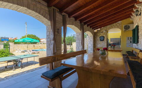 Gracije: Proprietà, Tavolo, Costruzione, Cielo, Legna, Architettura, Interior Design, Portico, Tempo Libero, Fascio