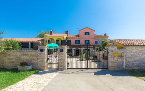 Gracije: Cielo, Pianta, Costruzione, Finestra, Lotto, Urban Design, Manto Stradale, Paesaggio, Porta, Zona Residenziale