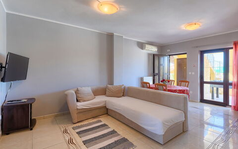 Gracije: Divano, Proprietà, Mobilia, Tavolo, Cornice, Comfort, Interior Design, Illuminazione, Soggiorno, Pavimentazione