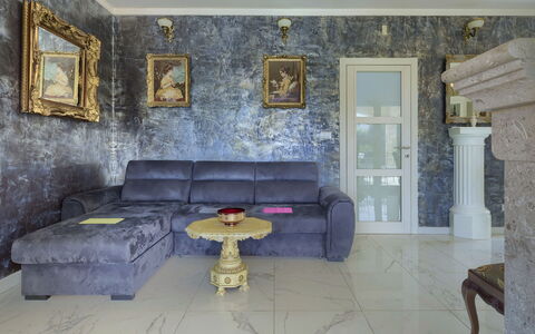 Libera: Divano, Cornice, Proprietà, Tavolo, Viola, Rettangolo, Divano Letto, Interior Design, Soggiorno