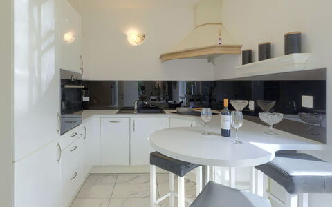 Libera: Controsoffitto, Cabinetry, Mobilia, Tavolo, Cucina, Sedia, Rubinetto, Interior Design, Elettrodomestico Da Cucina, Legna