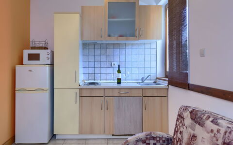 Gabi: Cabinetry, Mobilia, Controsoffitto, Lavello, Lavandino Della Cucina, Costruzione, Rubinetto, Cucina, Legna, Viola