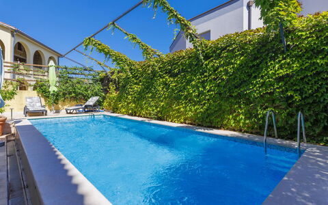 Gabi: Acqua, Pianta, Proprietà, Cielo, Costruzione, Blu, Piscina, Azzurro, Shade, Finestra