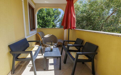Gabi: Mobilia, Tavolo, Pianta, Albero, Shade, Sedia, Divano, Finestra, Interior Design, Legna