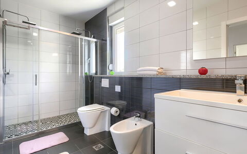 Mirna: Proprietà, Cabinetry, Idraulico Fixture, Costruzione, Interior Design, Bagno, Architettura, Pavimentazione, Pavimento, Casa