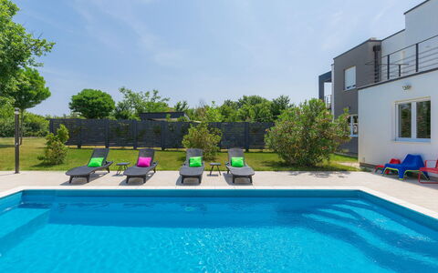 Mirna: Acqua, Pianta, Piscina, Cielo, Nube, Verde, Blu, Finestra, Azzurro, Shade