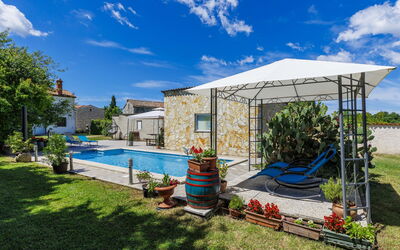 Pula Marčana 609: Piscina, Shade, Tempo Libero, Flagstone, Giardino, Ombrello, Eco Hotel, Landscaping, Mobili Da Esterno, Estate